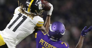 Pittsburgh Steelers Wide Receiver Chase Claypool (l) fängt einen Pass. Foto: Andy Clayton-King/AP/dpa
