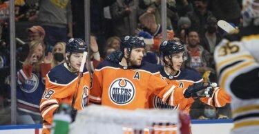 Die Treffer von Leon Draisaitl (2.v.l) konnten eine Niederlage nicht verhindern. Foto: Amber Bracken/The Canadian Press/AP/dpa