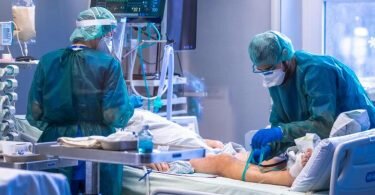 Die Mehrzahl der Covid-19-Patienten mit schwerem Verlauf weist Analysen zufolge eine Sepsis auf. Davon spricht man, wenn es infolge der Immunreaktion des Körpers auf die Infektion zu Organfehlfunktionen kommt. Foto: Jens Büttner/dpa-Zentralbild/dpa