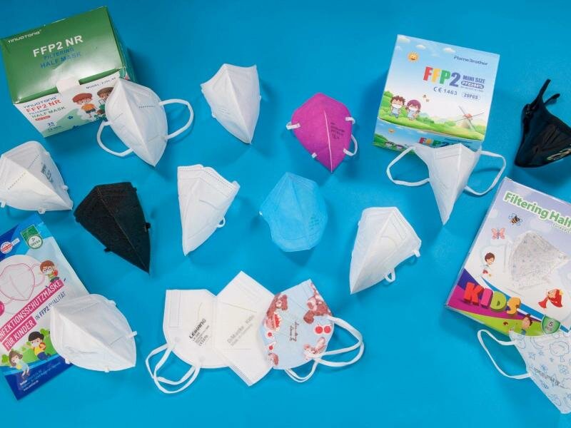 Von den bunten Verpackungen nicht blenden lassen: Die Stiftung Warentest kann keine der geprüften FFP2-Masken für Kinder empfehlen. Foto: Ralph Kaiser/Stiftung Warentest/dpa-tmn