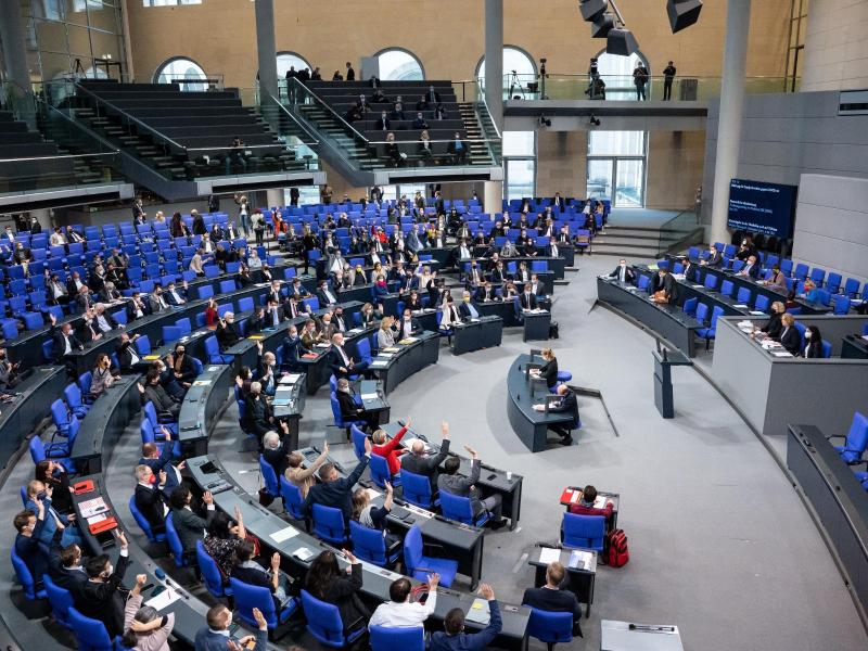 Der Bundestag hat den Gesetzesplänen der neuen Koalition von SPD, FDP und Grünen zugestimmt. Beschäftigte in Einrichtungen mit schutzbedürftigen Menschen wie Pflegeheimen und Kliniken müssen bis Mitte März 2022 Nachweise als Geimpfte oder Genesene vorlegen. Foto: Bernd von Jutrczenka/dpa