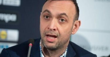 Bob Hanning, Geschäftsführer des Handball-Bundesligisten Füchse Berlin, spricht bei einer Pressekonferenz. Foto: Julian Stratenschulte/dpa/Archivbild