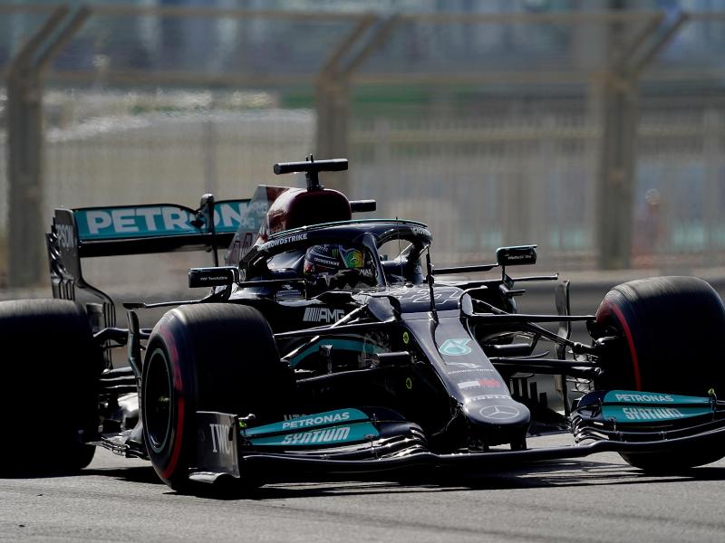 Lewis Hamilton stellte im Mercedes-Boliden im zweiten Freien Training von Abu Dhabi Tagesbestzeit auf. Foto: Hasan Bratic/dpa
