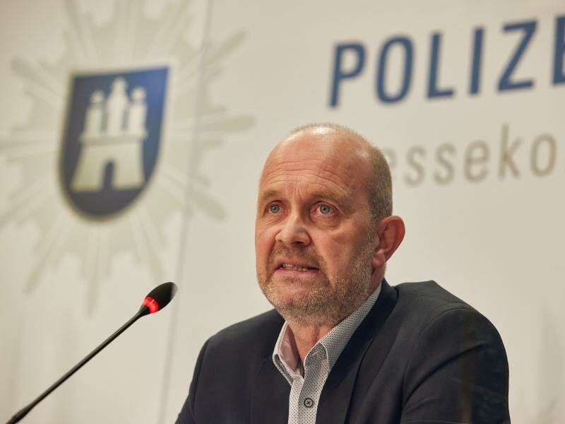 Claus Cortnumme, Leiter des polizeilichen Staatsschutzes, bei einer Pressekonferenz von Generalstaatsanwaltschaft und Polizei. Foto: Georg Wendt/dpa