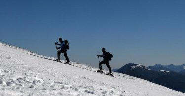Bergsportler sollten am Wochenende Vorsicht walten lassen: Der Lawinenwarndienst Bayern stuft die Lawinengefahr in Teilen der Alpen als «hoch» ein. (Archivbild). Foto: Tobias Hase/dpa