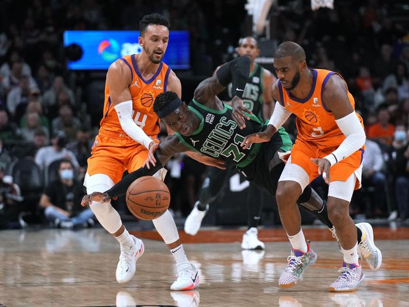 Dennis Schröder (M.) strauchelte mit den Boston Celtics bei den Phoenix Suns. Foto: Rick Scuteri/AP/dpa
