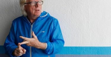 Der ehemalige Bundesliga-Trainer Winfried Schäfer äußert sich zu den Fußball-Beziehungen nach Katar. Foto: Farshid-Motahari Bina/dpa