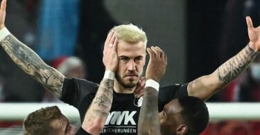 Der Augsburger Niklas Dorsch (M.) überragte in Köln. Foto: Federico Gambarini/dpa