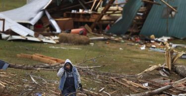 Eine Frau sucht in Defiance im US-Bundesstaat Missouri in den Trümmern eines Hauses nach Wertsachen. Foto: Christian Gooden/St. Louis Post-Dispatch/AP/dpa