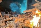 Rauch und Flammen kommen aus den Trümmern eines Wohnhauses. Nach einer Explosion ist ein Wohnhaus auf Sizilien eingestürzt - mehrere Menschen werden vermisst. Foto: Feuerwehr Ravanusa/via Twitter/dpa