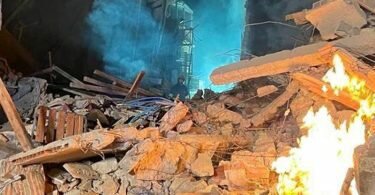 Rauch und Flammen kommen aus den Trümmern eines Wohnhauses. Nach einer Explosion ist ein Wohnhaus auf Sizilien eingestürzt - mehrere Menschen werden vermisst. Foto: Feuerwehr Ravanusa/via Twitter/dpa