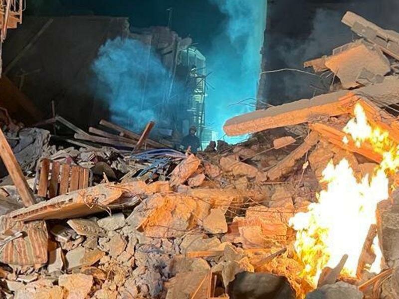 Rauch und Flammen kommen aus den Trümmern eines Wohnhauses. Nach einer Explosion ist ein Wohnhaus auf Sizilien eingestürzt - mehrere Menschen werden vermisst. Foto: Feuerwehr Ravanusa/via Twitter/dpa