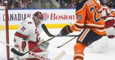Die Oilers um Leon Draisaitl (Nr. 29) verloren auch gegen die Hurricanes. Foto: Jason Franson/The Canadian Press via AP/dpa