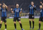 Spieler von Inter Mailand feiern die Tabellenführung nach dem 4:0-Sieg gegen Cagliari Calcio. Foto: Luca Bruno/AP/dpa