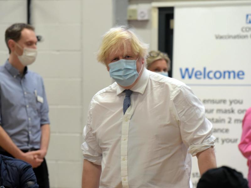 Premierminister Boris Johnson beim Besuch des Stow Health Vaccination Centre in London. Foto: Jeremy Selwyn/Evening Standard/PA Wire/dpa
