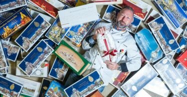 Der anerkannte Stollenprüfer André Bernatzky testet bis zu 700 Stollen in der Vorweihnachtszeit. Foto: Sebastian Kahnert/dpa-Zentralbild/dpa