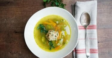 Schön kompakte Semmelknödel sind das Highlight in der feinen Silvestersuppe. Foto: Manfred Zimmer/herrgruenkocht.de/dpa-tmn