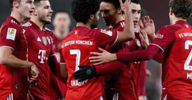 Bayerns Serge Gnabry (M, l) jubelt mit Leroy Sané und weiteren Mitspielern über seinen Treffer zur 2:0-Führung in Stuttgart. Foto: Tom Weller/dpa
