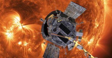 Die Computergrafik zeigt die «Parker Solar Probe»-Sonde der US-Raumfahrtbehörde Nasa auf dem Weg zur Sonne. Foto: -/AP/dpa