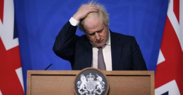 Der britische Premier Boris Johnson steht innenpolitisch unter Druck. Foto: Hollie Adams/Getty Images Pool/AP/dpa