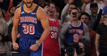 Stephen Curry von den Warriors reagiert nach einem 3-Punkte-Korb. Foto: Mary Altaffer/AP/dpa