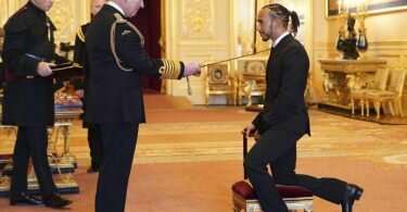 Lewis Hamilton (r) wird von Charles, Prinz von Wales, auf Schloss Windsor in Windsor zum Ritter geschlagen. Foto: Dominic Lipinski/PA/AP/dpa