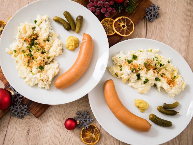 Geht immer, schmeckt fast jedem: Kartoffelsalat mit Würstchen ist ein Klassiker der Weihnachtsküche. Foto: Christin Klose/dpa-tmn