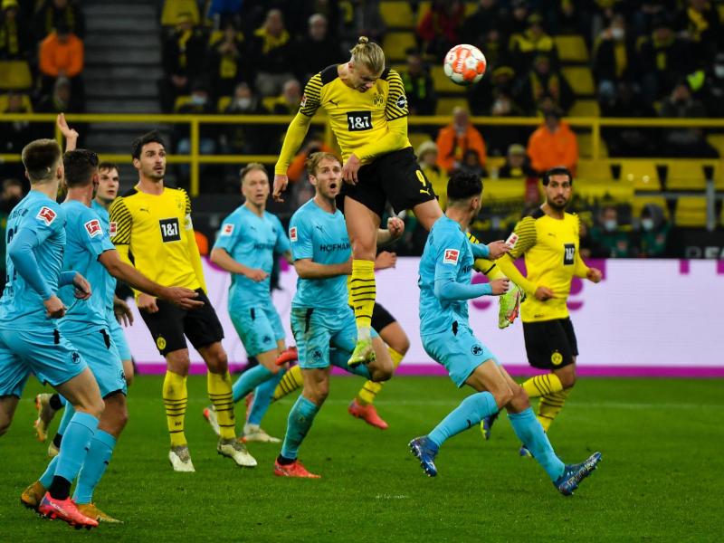 Dortmunds Erling Haaland erzielt per Kopfball das 2:0. Foto: Bernd Thissen/dpa