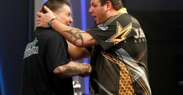Gary Anderson (l) trifft bei der Darts-WM im «Ally Pally» auf Adrian Lewis. Foto: Sean Dempsey/EPA/dpa/Archivbild