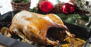 Eine 4 Kilo schwere Gans muss rund 3,5 Stunden in die Backröhre. Foto: Tobias Hase/dpa-tmn