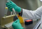 Ein Forscher zeigt, wie ein PCR-Test für die Analyse auf Mutationen des Coronavirus vorbereitet wird. Foto: Sebastian Gollnow/dpa