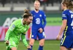 Svenja Huth (l) jubelt nach ihrem Tor zum 1:0. Foto: Swen Pförtner/dpa
