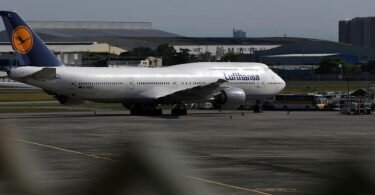 März 2020: Eine Lufhansa-Maschine holt mehr als 300 Deutsche von den Philippinen. Foto: Alejandro Ernesto/dpa