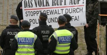 Rechte Teilnehmer während einer «Querdenken»-Demonstration Mitte November in Düsseldorf. Foto: David Young/dpa