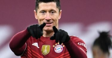 Bayern Münchens Robert Lewandowski jubelt über seinen Treffer zum 4:0 gegen den VfL Wolfsburg. Foto: Tobias Hase/dpa