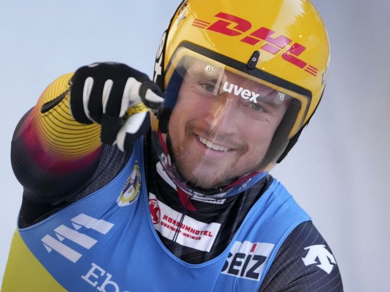 Johannes Ludwig freut sich über seinen Sieg in Innsbruck. Foto: Matthias Schrader/AP/dpa