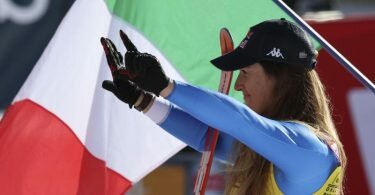 Abfahrerin Sofia Goggia feiert ihren Sieg in Val d'Isere. Foto: Marco Trovati/AP/dpa