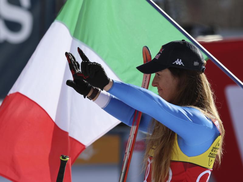 Abfahrerin Sofia Goggia feiert ihren Sieg in Val d'Isere. Foto: Marco Trovati/AP/dpa
