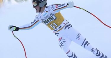 Simon Jocher freut sich über den achten Platz bei der Abfahrt in Gröden. Foto: Alessandro Trovati/AP/dpa