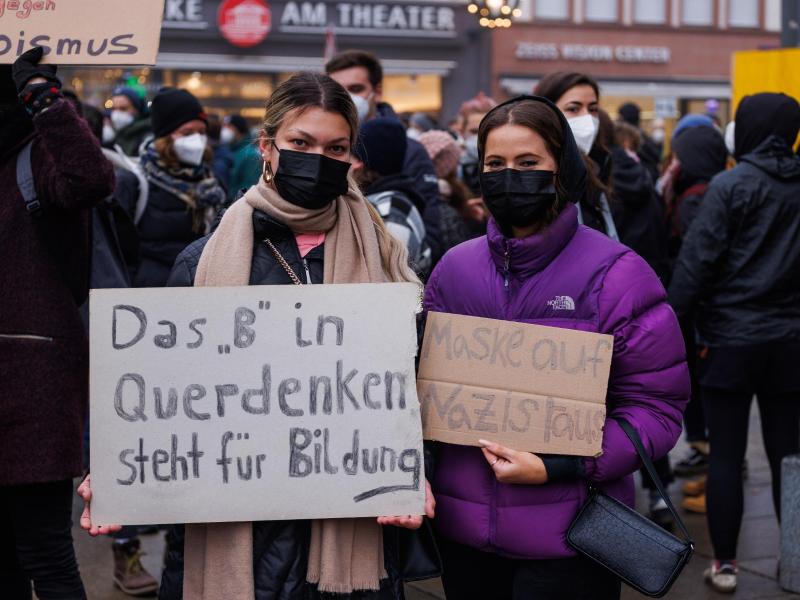 Gegenprotest gegen «Querdenken»-Demonstranten in Freiburg im Breisgau. Foto: Philipp von Ditfurth/dpa