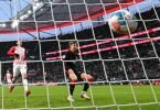 Frankfurts Jesper Lindström (r) erzielt das Tor zum 1:0. Der Mainzer Verteidiger Stefan Bell kann nicht mehr eingreifen. Foto: Arne Dedert/dpa