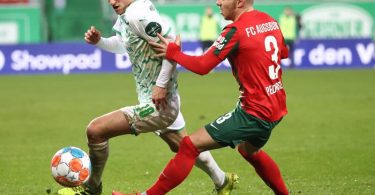 Der Fürther Marco Meyerhöfer (l) kämpft mit dem Augsburger Mads Pedersen um den Ball. Foto: Daniel Karmann/dpa