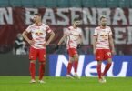 Leipzigs Willi Orban (l-r), Josko Gvardiol und Kevin Kampl stehen nach dem 0:1 enttäuscht auf dem Spielfeld. Foto: Jan Woitas/dpa-Zentralbild/dpa