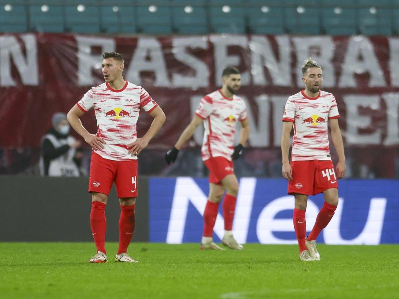 Leipzigs Willi Orban (l-r), Josko Gvardiol und Kevin Kampl stehen nach dem 0:1 enttäuscht auf dem Spielfeld. Foto: Jan Woitas/dpa-Zentralbild/dpa