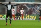 RB-Torwart Peter Gulacsi kann den Schuss von Bielefelds Janni Serra (M) nicht halten. Die Arminia gewinnt in Leipzig mit 2:0. Foto: Jan Woitas/dpa-Zentralbild/dpa