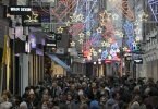 Eine belebte Straße in Amsterdam am letzten Wochenende vor Weihnachten. Foto: Peter Dejong/AP/dpa