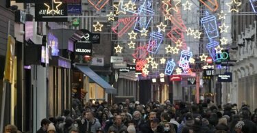 Eine belebte Straße in Amsterdam am letzten Wochenende vor Weihnachten. Foto: Peter Dejong/AP/dpa