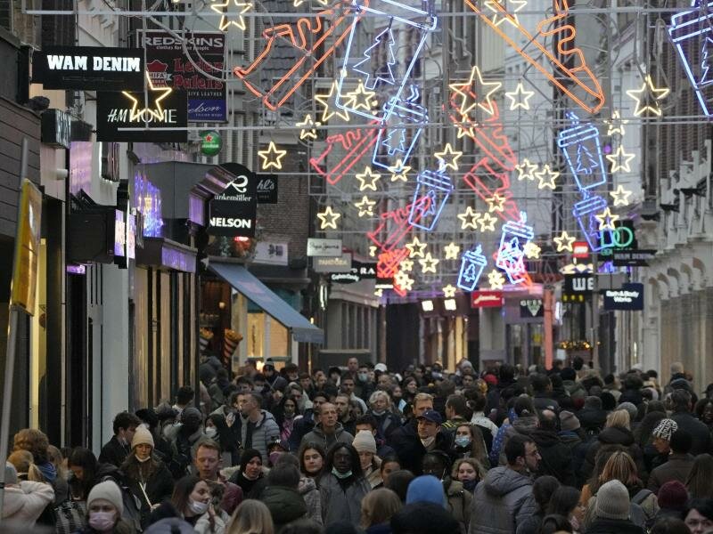 Eine belebte Straße in Amsterdam am letzten Wochenende vor Weihnachten. Foto: Peter Dejong/AP/dpa