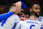 Herthas Marco Richter (M) bejubelt mit den Mannschaftskameraden seinen Treffer zum 2:1. Foto: Soeren Stache/dpa-Zentralbild/dpa
