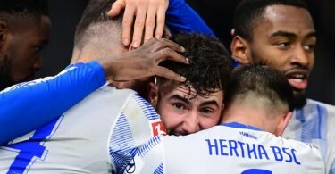 Herthas Marco Richter (M) bejubelt mit den Mannschaftskameraden seinen Treffer zum 2:1. Foto: Soeren Stache/dpa-Zentralbild/dpa